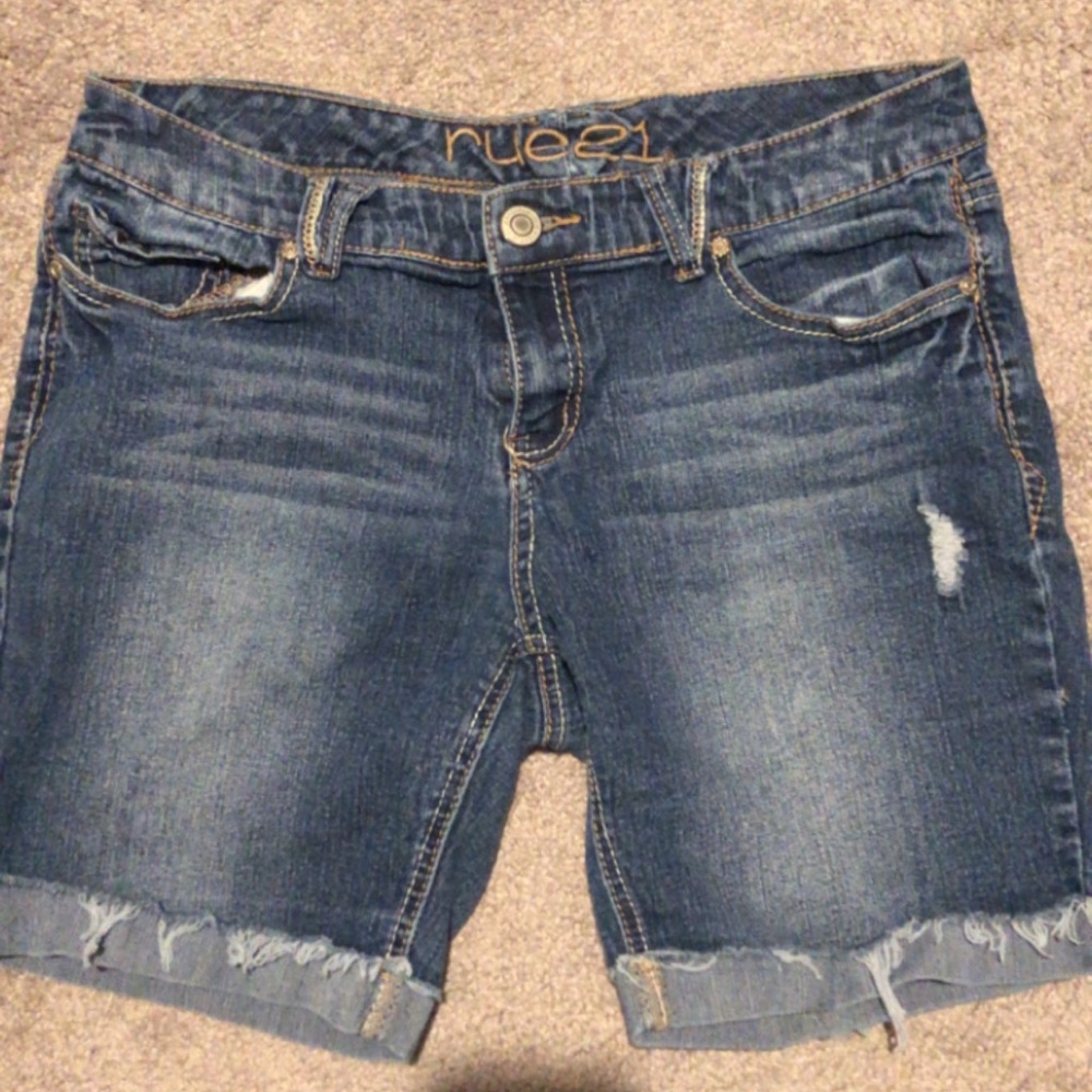 Rue 21 knee length shorts